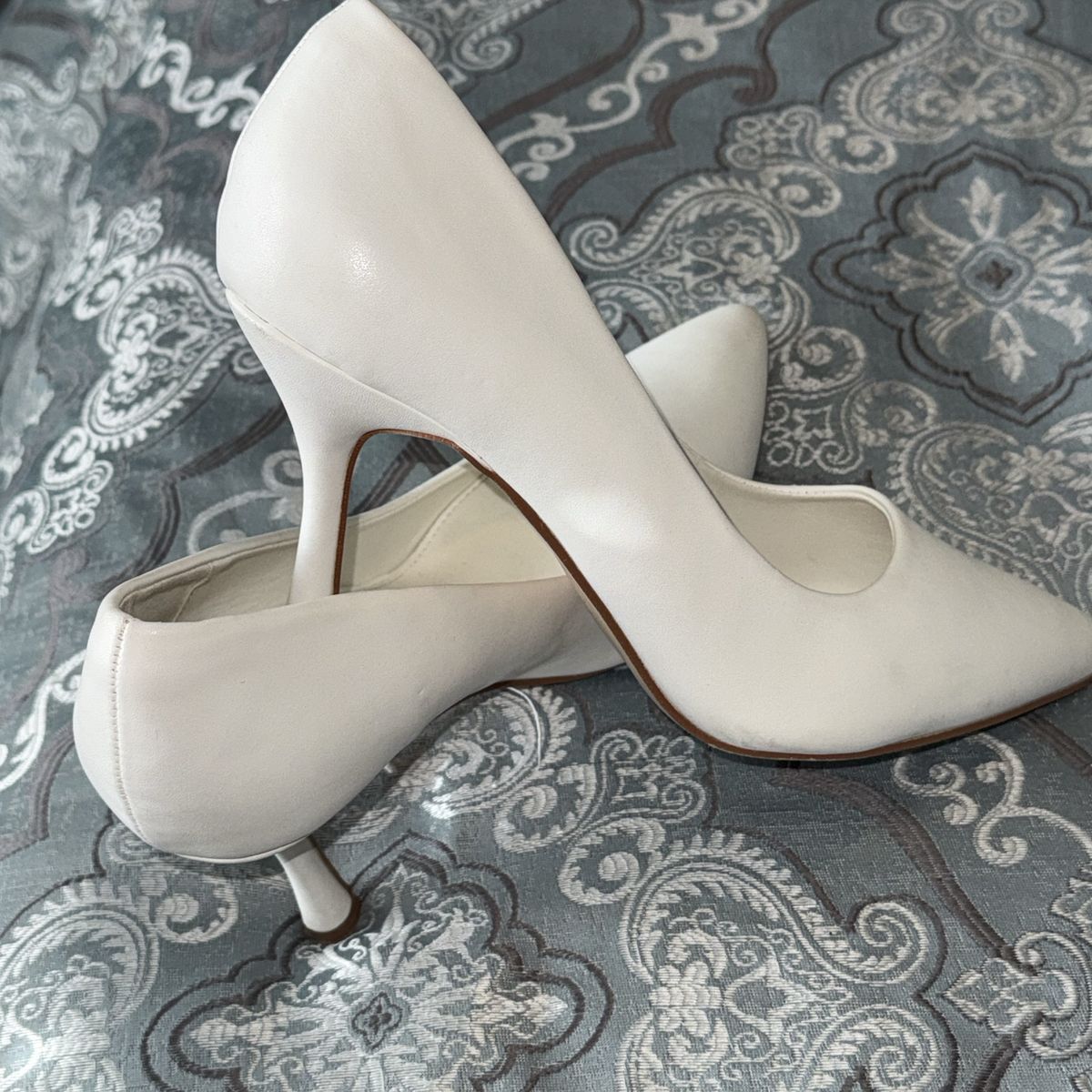 🤍 Elegant White Pointed-Toe Heels