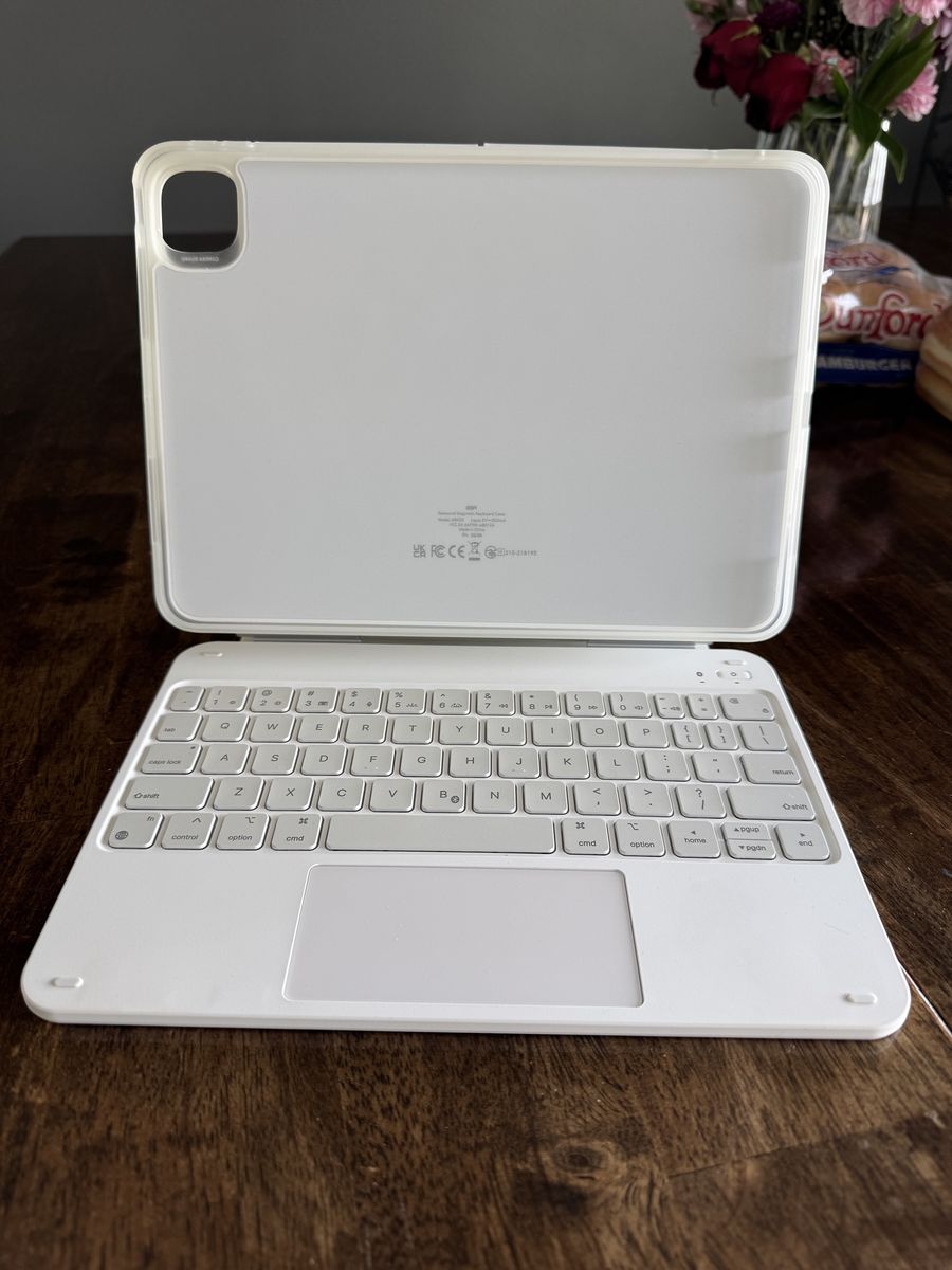 ESR iPad Pro 11” M4/M5 Rebound 360 keyboard case - white - like new!