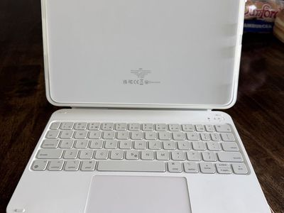 ESR iPad Pro 11” M4/M5 Rebound 360 keyboard case - white - like new!