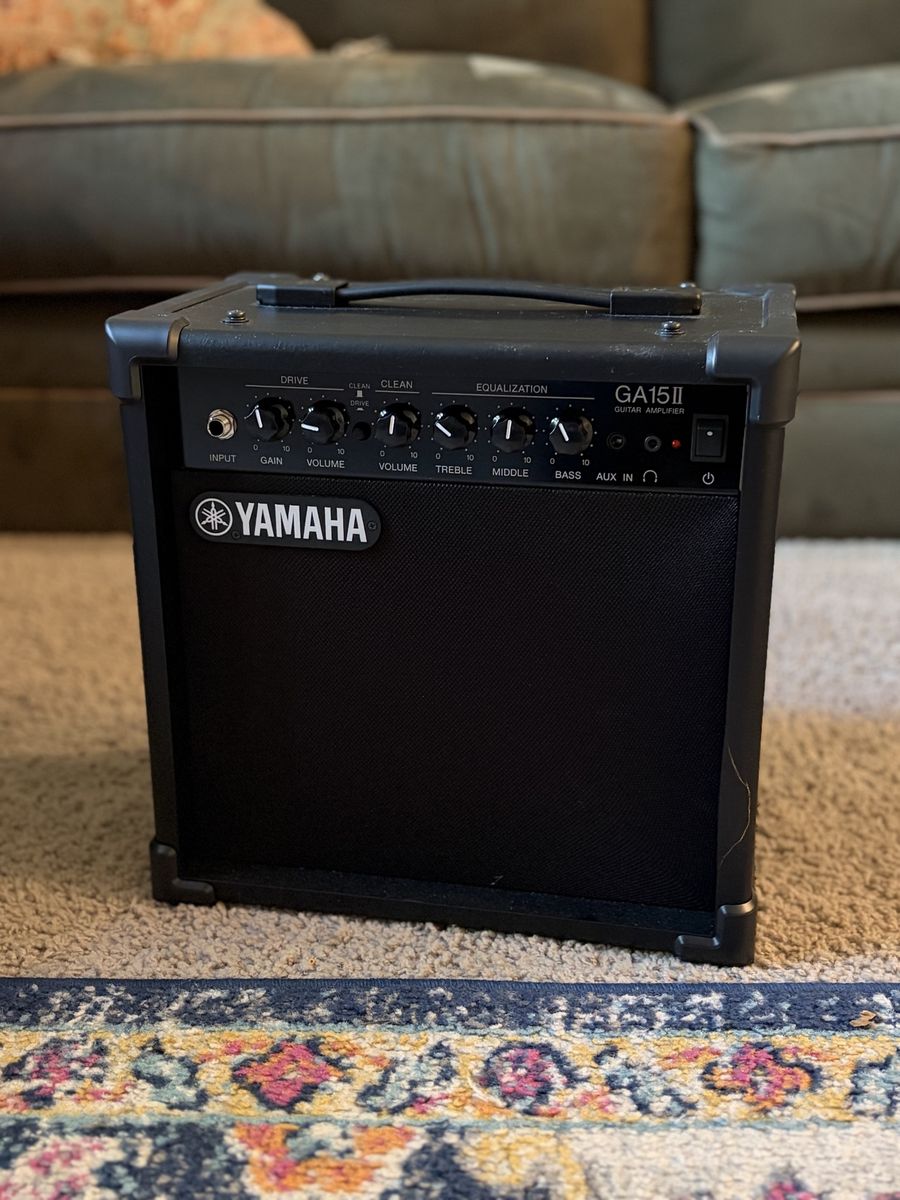 Yamaha Guitar amp with cable