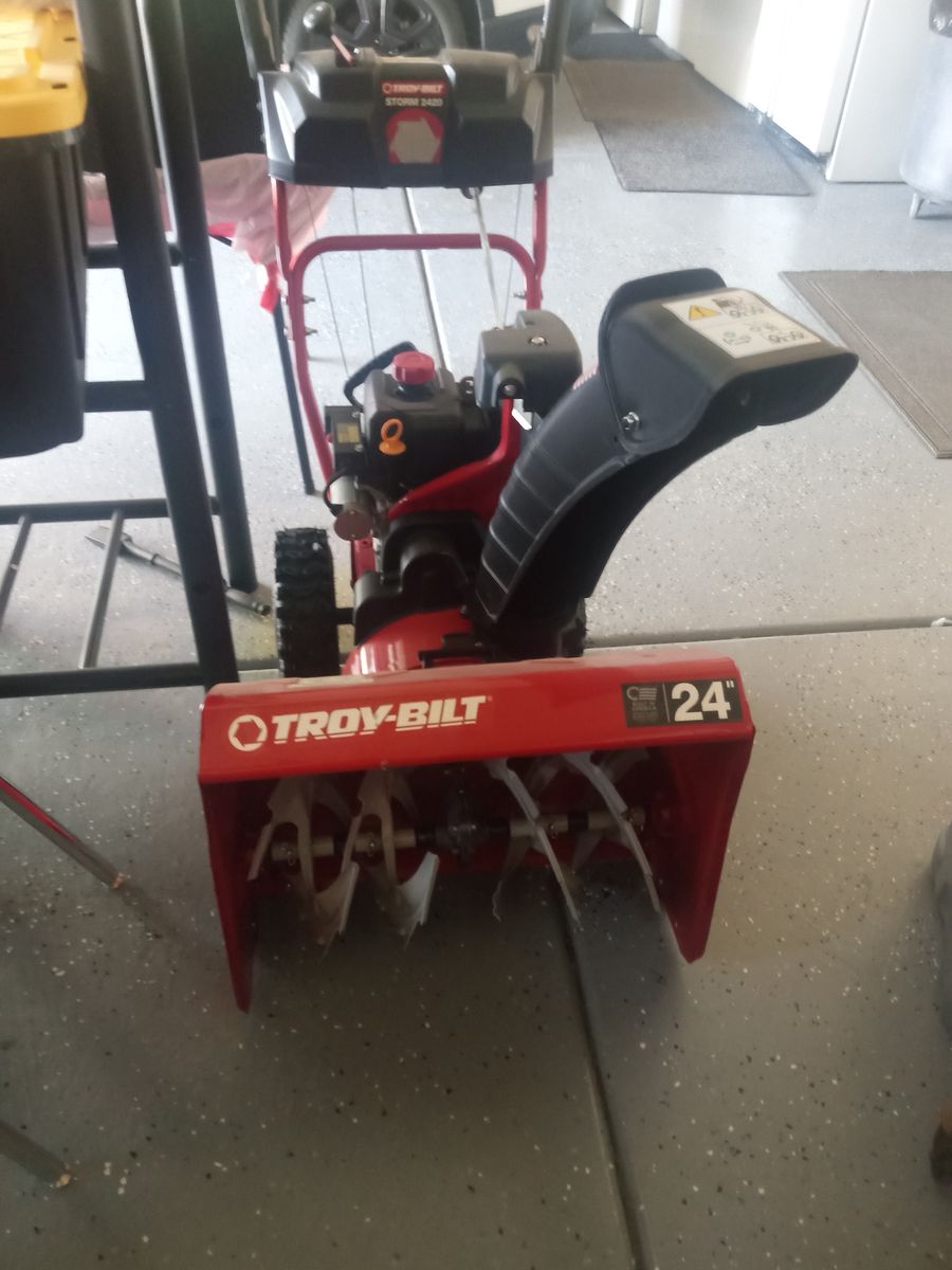 snowblower for sale by OWNER fcfs for $600 like new ! GUARENTEED to last for years !!