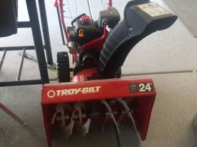 snowblower for sale by OWNER fcfs for $600 like new ! GUARENTEED to last for years !!