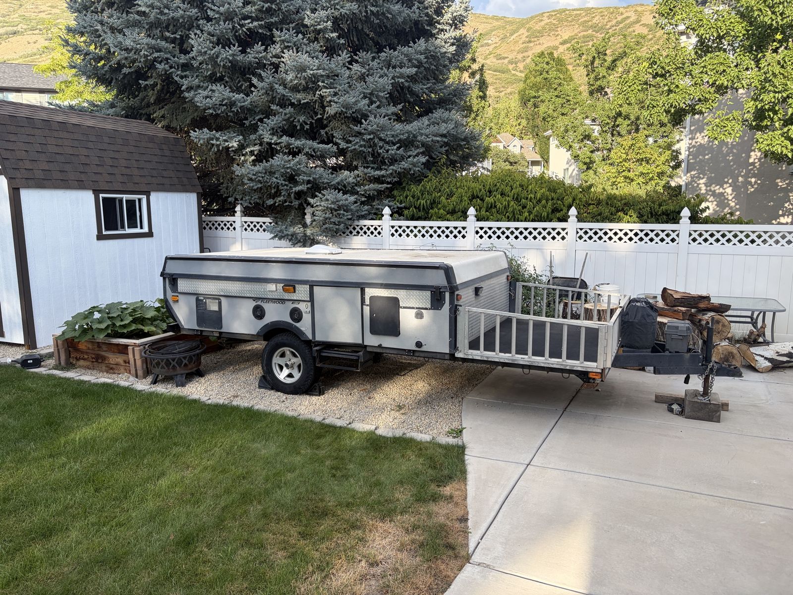 2008 E3 Fleetwood Pop-Up Tent Trailer with Front Deck