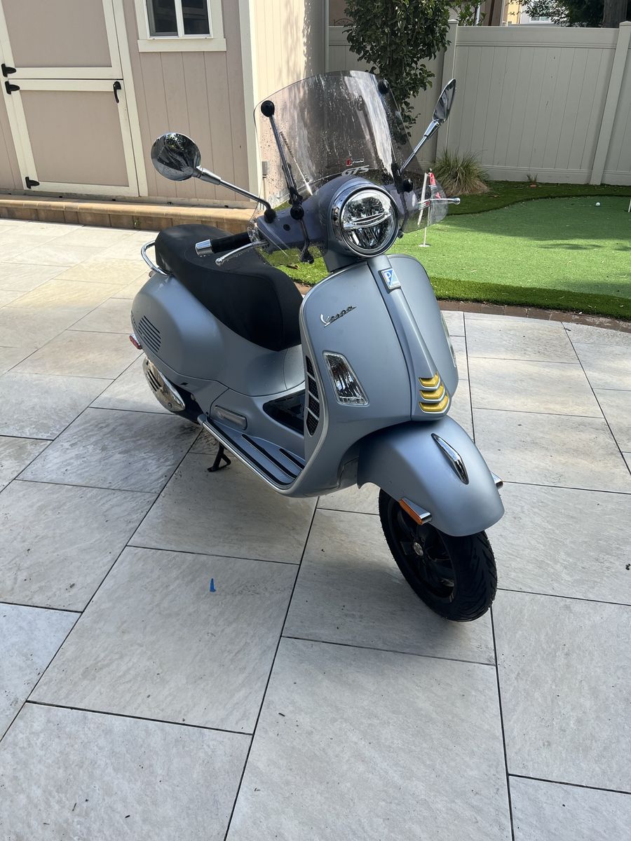 2021 Vespa GTS 300 SuperTech - Grigio Delicato - excellent condition