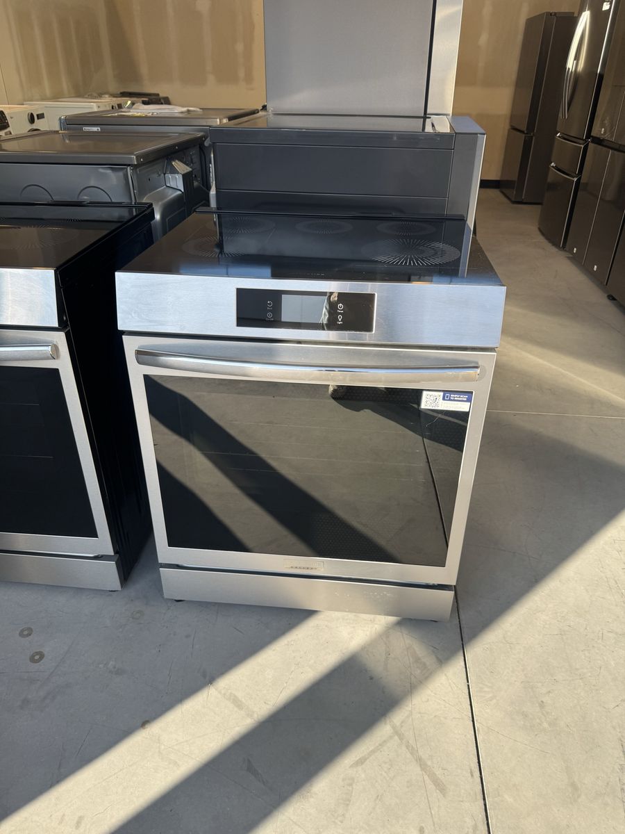 Customer return scratch and dent Frigidaire Gallery 30" 6.2 cu. ft. INDUCTION Range w air-Fryer and convection swith 15+ Ways To