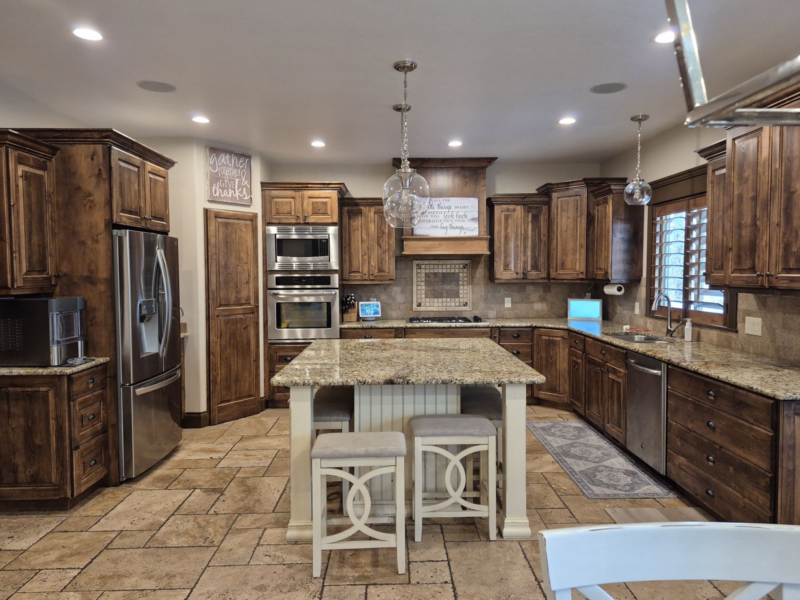 Kitchen Cabinets, Granite Countertops and Appliances