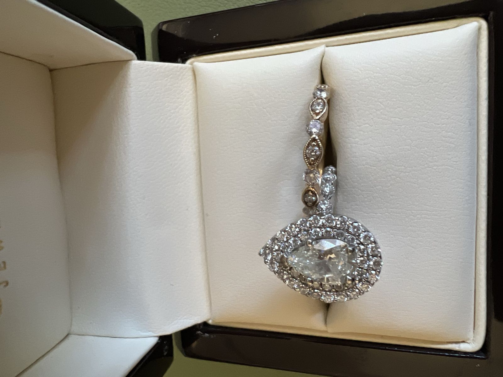 1.03ct Pear Diamond Bridal Set