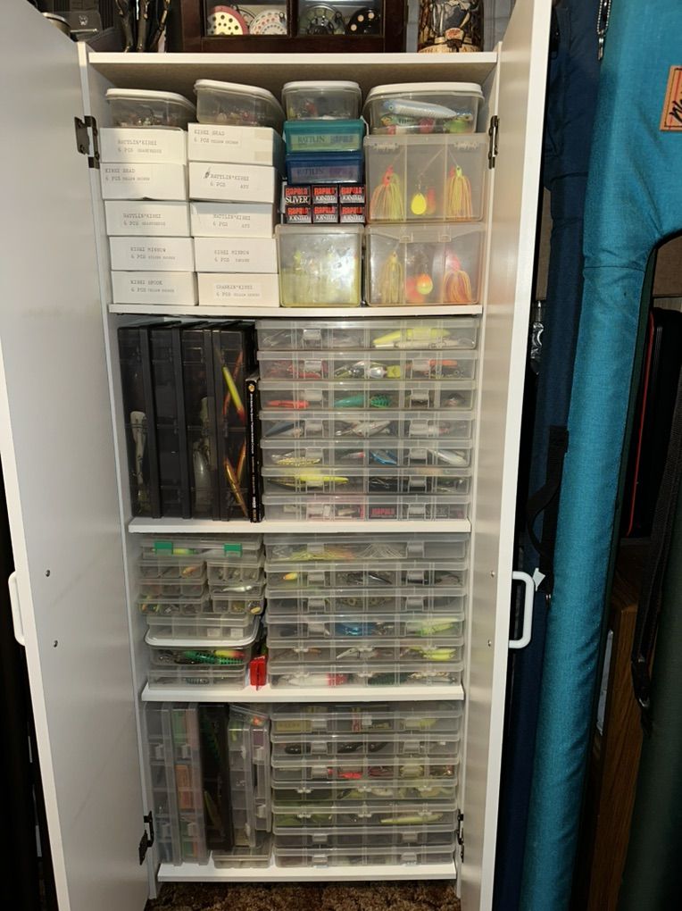 LARGE VINTAGE COLLECTION OF FISHNG TACKLE