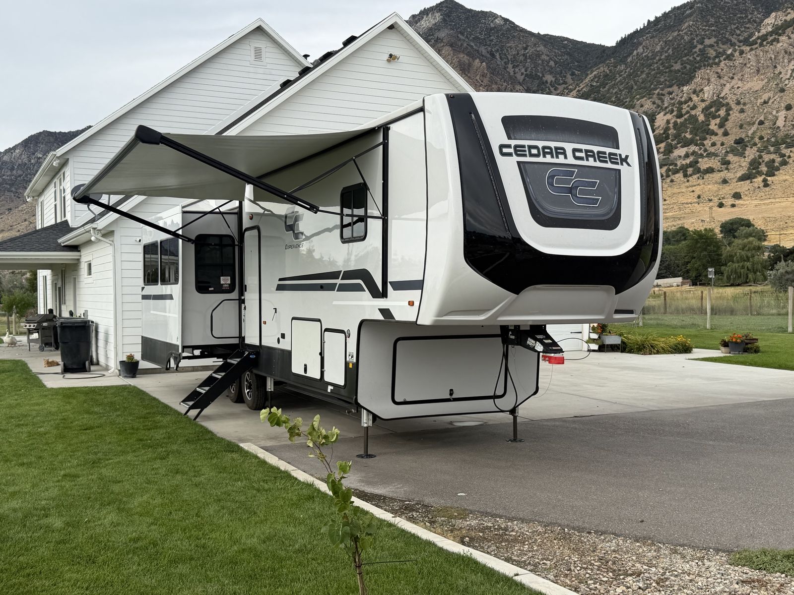 2023 Cedar Creek Fifth Wheel Travel Trailer - Used Excellent Condition