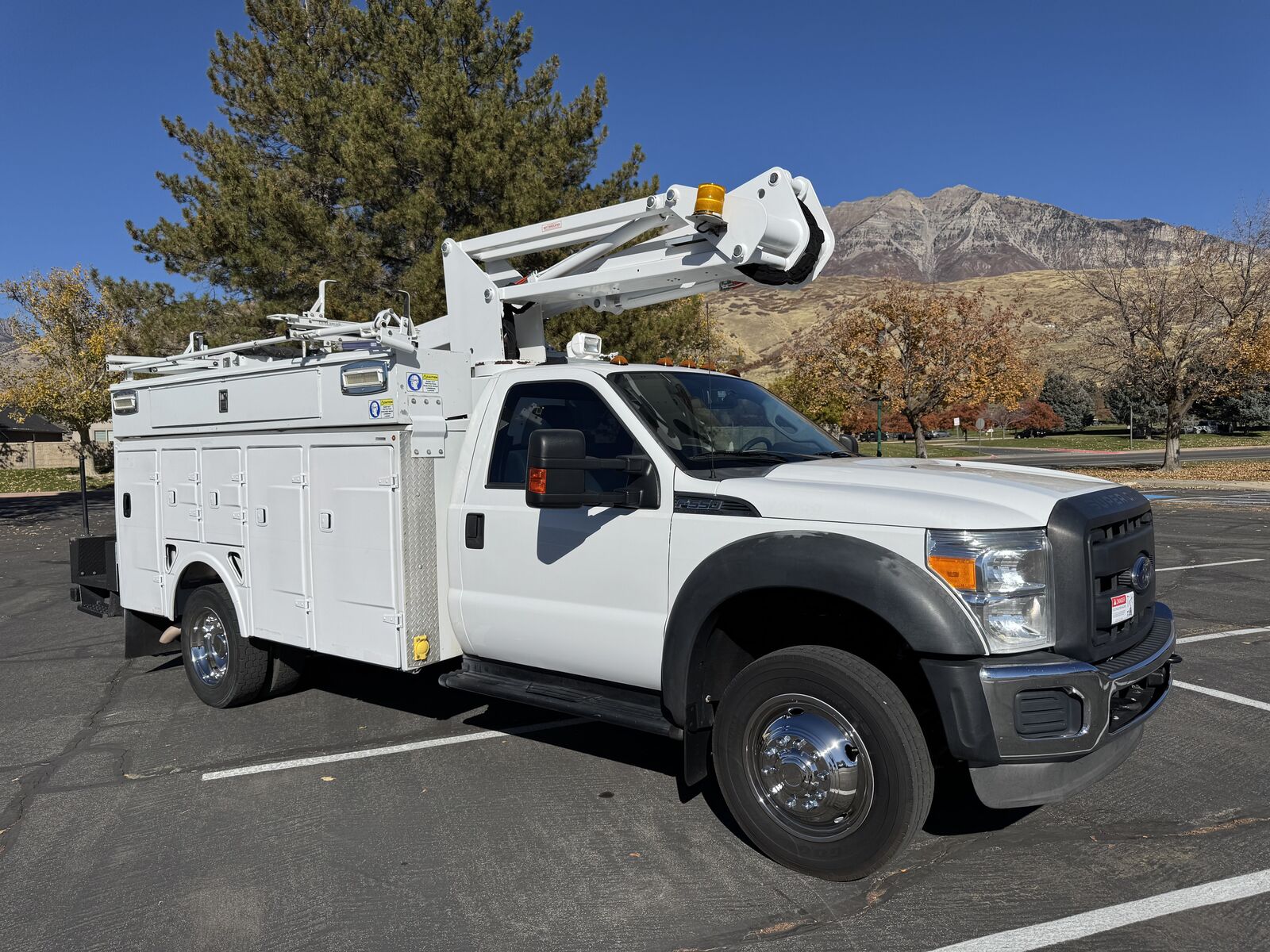 2013 FORD F550 BUCKET TRUCK V-10 41' WORKING HEIGHT, CHRISTMAS LIGHTS, HOLIDAY LIGHTS.