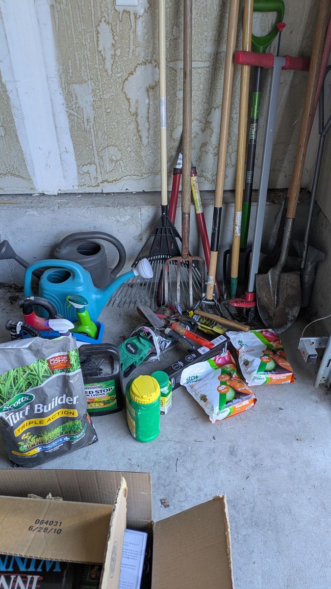 gardening and yard hand tools