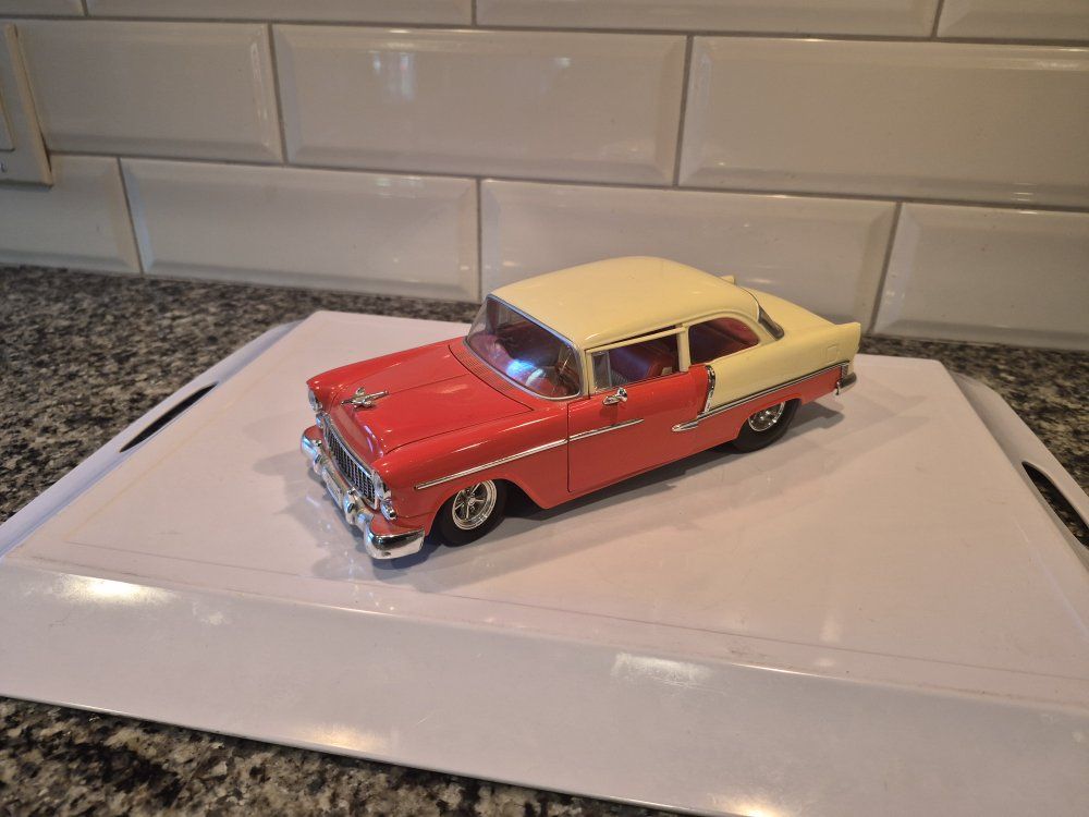 Classic 1955 Chevrolet Bel Air 2-Door Diecast Model Car - Red & Cream, Opening Doors