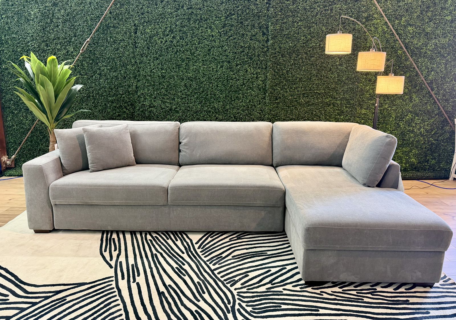 THOMASVILLE CAMLIN CONVERTIBLE SLEEPER SECTIONAL WITH CHAISE  ️