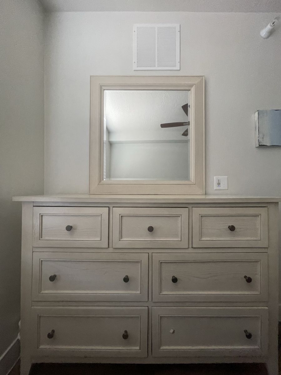 Magnussen Home Raelynn 7-Drawer Dresser with Mirror – Weathered White
