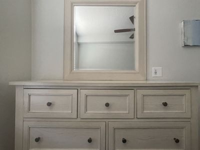 Magnussen Home Raelynn 7-Drawer Dresser with Mirror – Weathered White