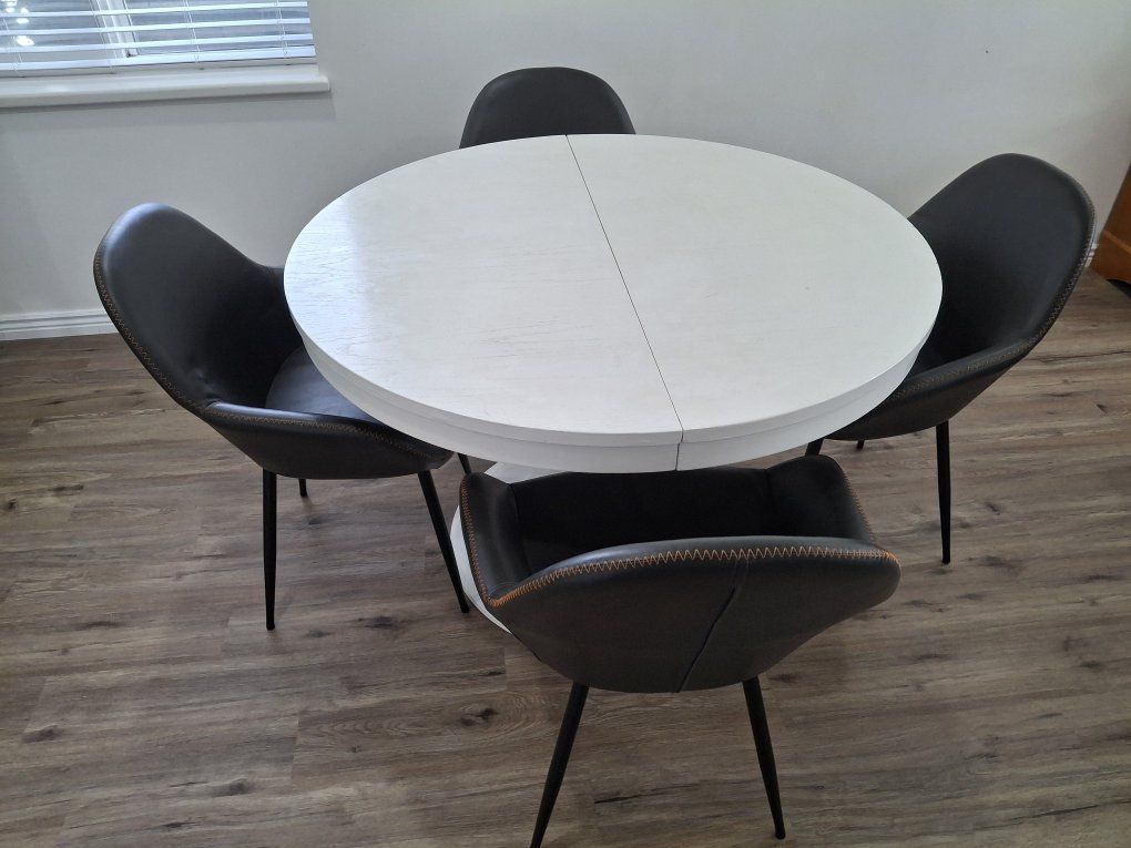 Dining Table & Chairs
