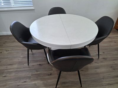 Dining Table & Chairs