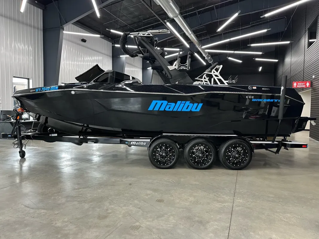 2025 Malibu 25LSV 35 hours