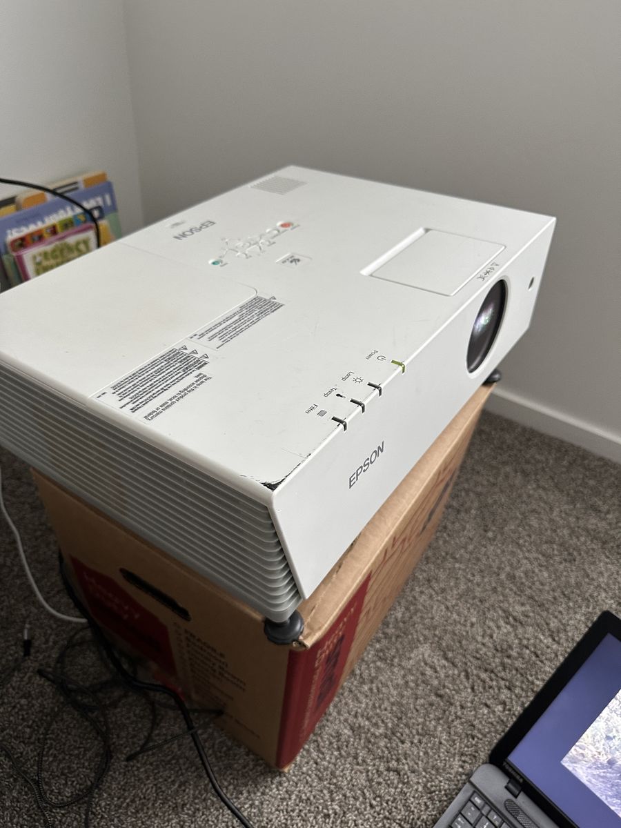 PowerLite 6100i  Projector, Roku access, 3500 lumens, working condition
