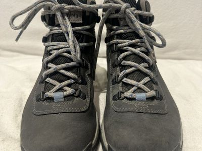 Columbia women’s size 7.5 grey Leather waterproof mid hiking boots