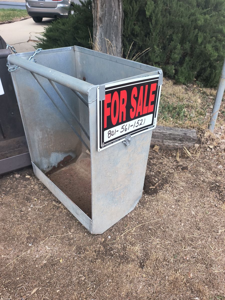 Metal Livestock Hay Feeder Trough