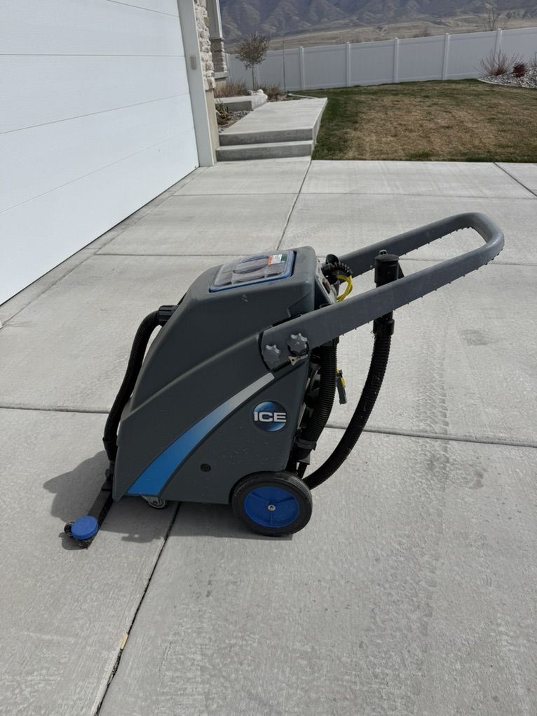 Squeegee Mounted  Wet/dry Vac