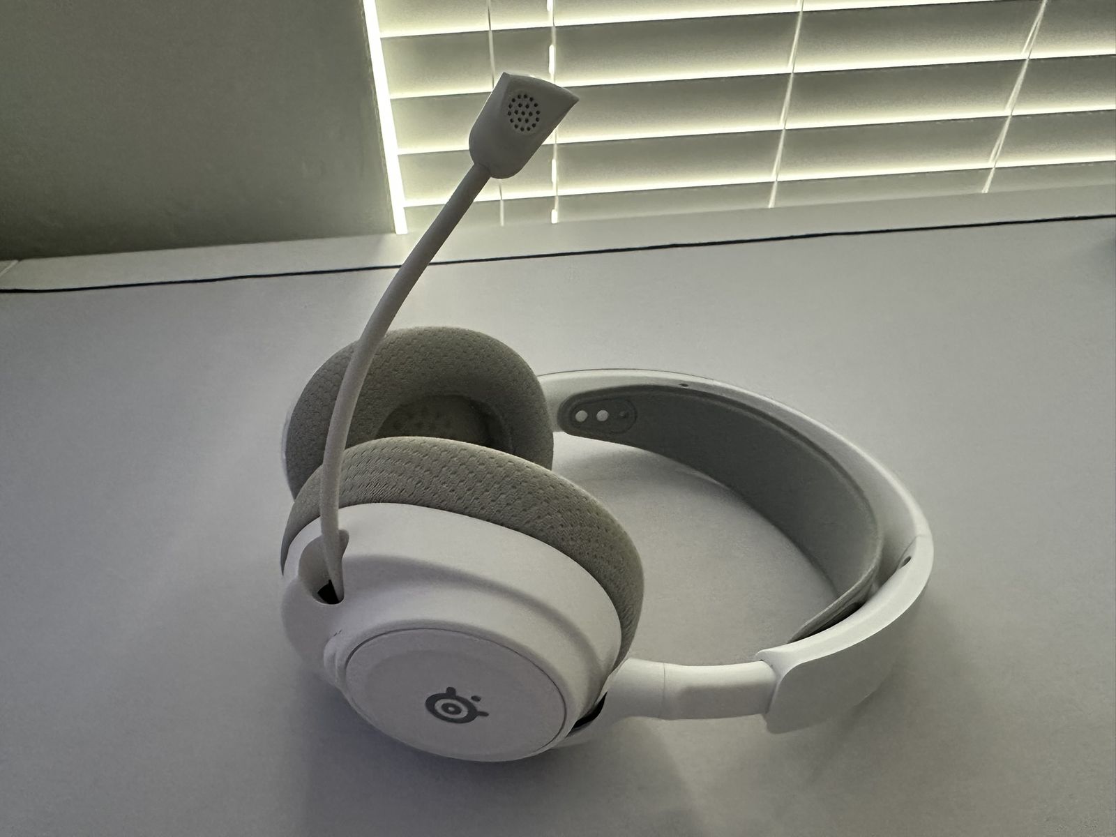 SteelSeries Arctis 7+ Wireless Gaming Headset | White | DTS Headphone :X v2.0 | 30-Hour Battery | Retractable Mic