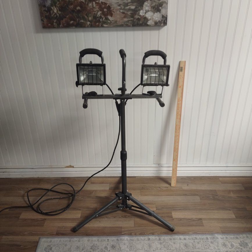 Compact Dual-Head Work Light – Adjustable Tripod