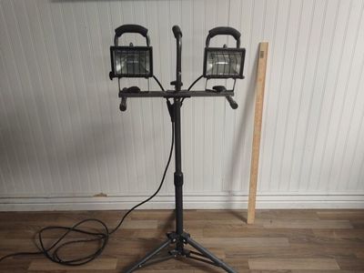Compact Dual-Head Work Light – Adjustable Tripod