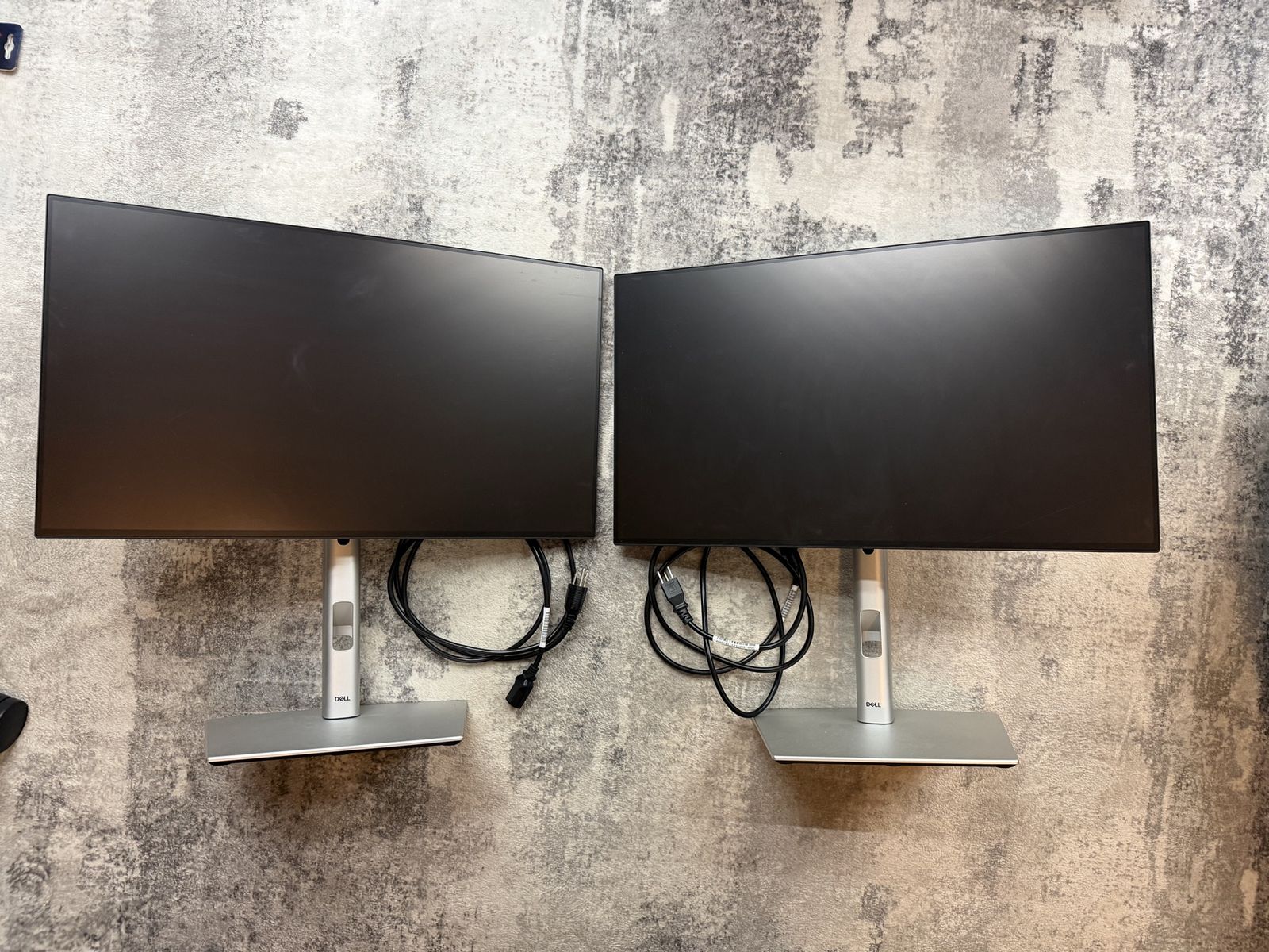 Dual Monitor Set Up: Dell 24" U2422H Full HD