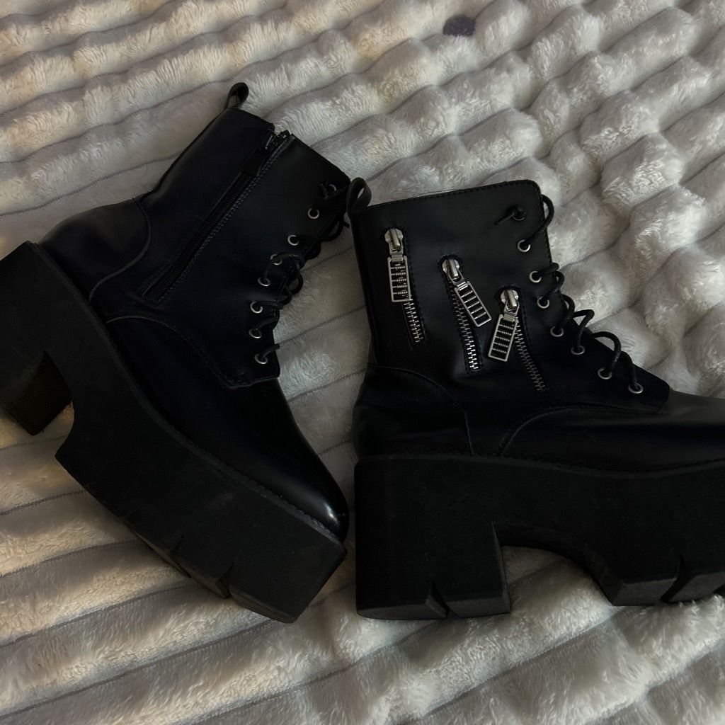 Women's Size 9 Black Platform Chunky Heel Ankle Boots with Zipper Details