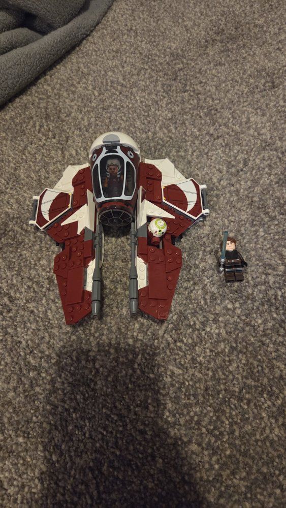 LEGO Star Wars Ahsoka Tano's Jedi Shuttle Set 75401 with Minifigures