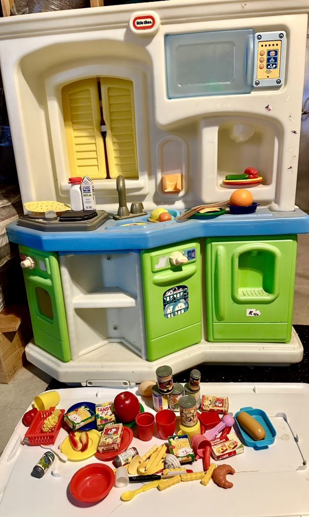 Little Tikes Play Kitchen With Lots Of food Toys