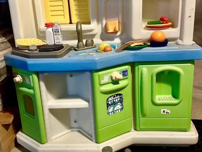 Little Tikes Play Kitchen With Lots Of food Toys