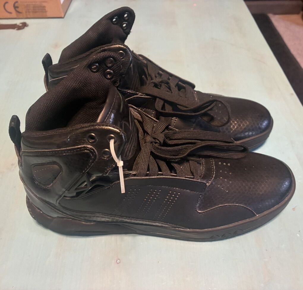 Brand New Adidas Mens Roundhouse Mid 2.0 Size: 9