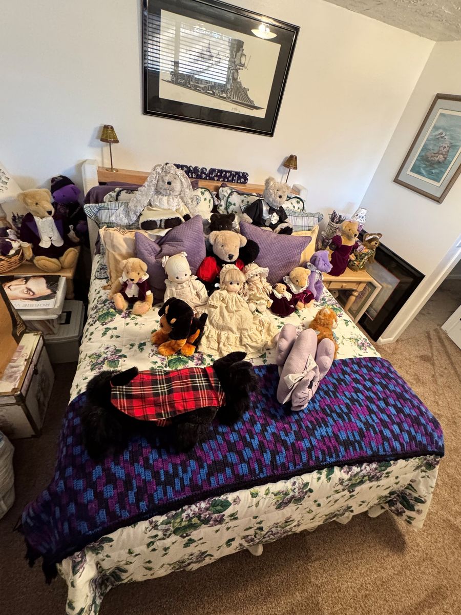 QUEEN SIZE METAL BED FRAME, MATTRESS & BOX SPRING
