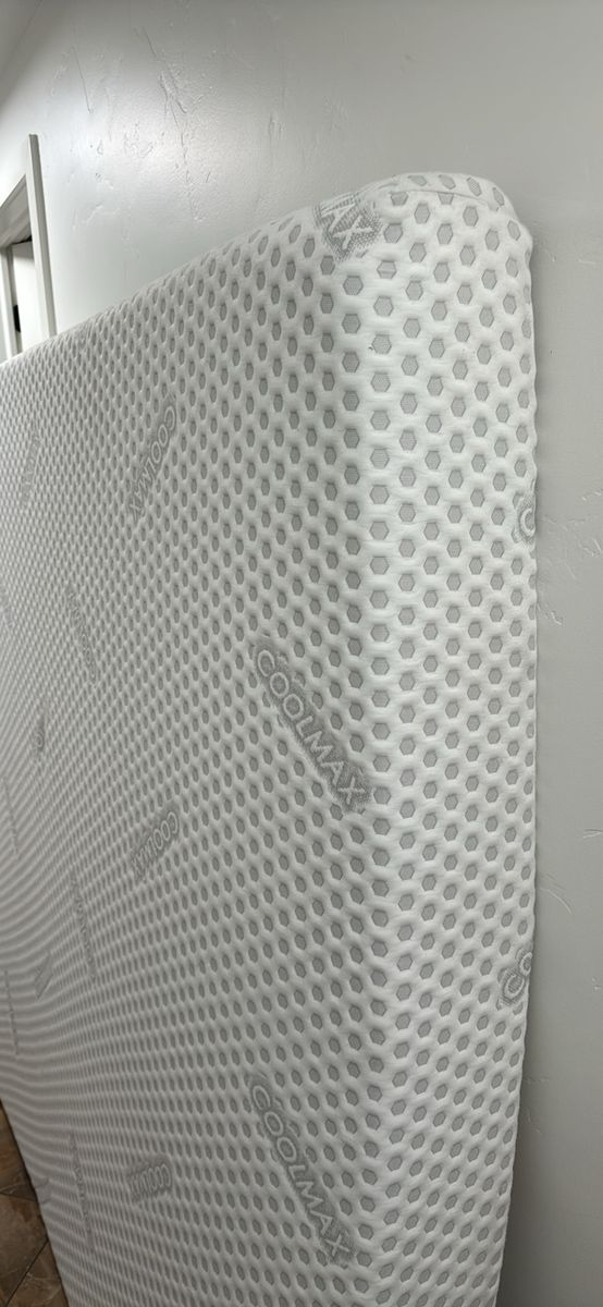 Coolmax White Foam Mattress with Hexagon Pattern Cover king size like new $80