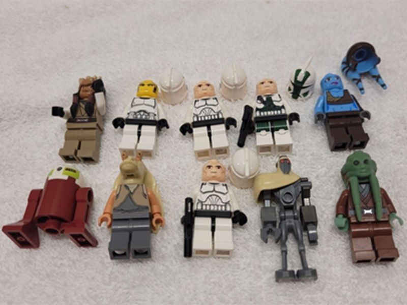myhometownauction.com - July 2: Lego Kits, Figures, and Buckets Full of Legos Auctions (My Hometown Auctions)