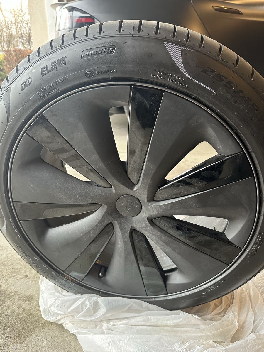 2025 Tesla model S wheels and tires