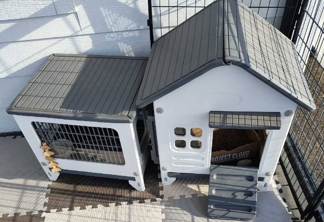 White & Gray Modular Plastic Outdoor Rabbit Hutch / Coop / House