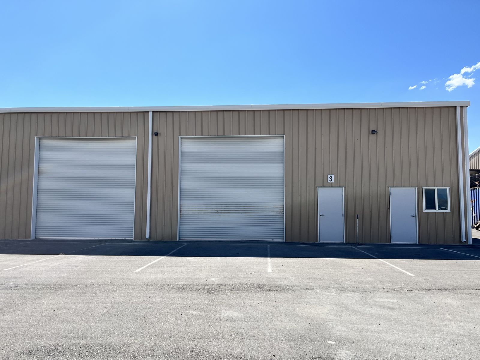 3,600 SF Shop w/ 2 Bay Doors + Fenced Yard – Fairfield (Hwy 73)