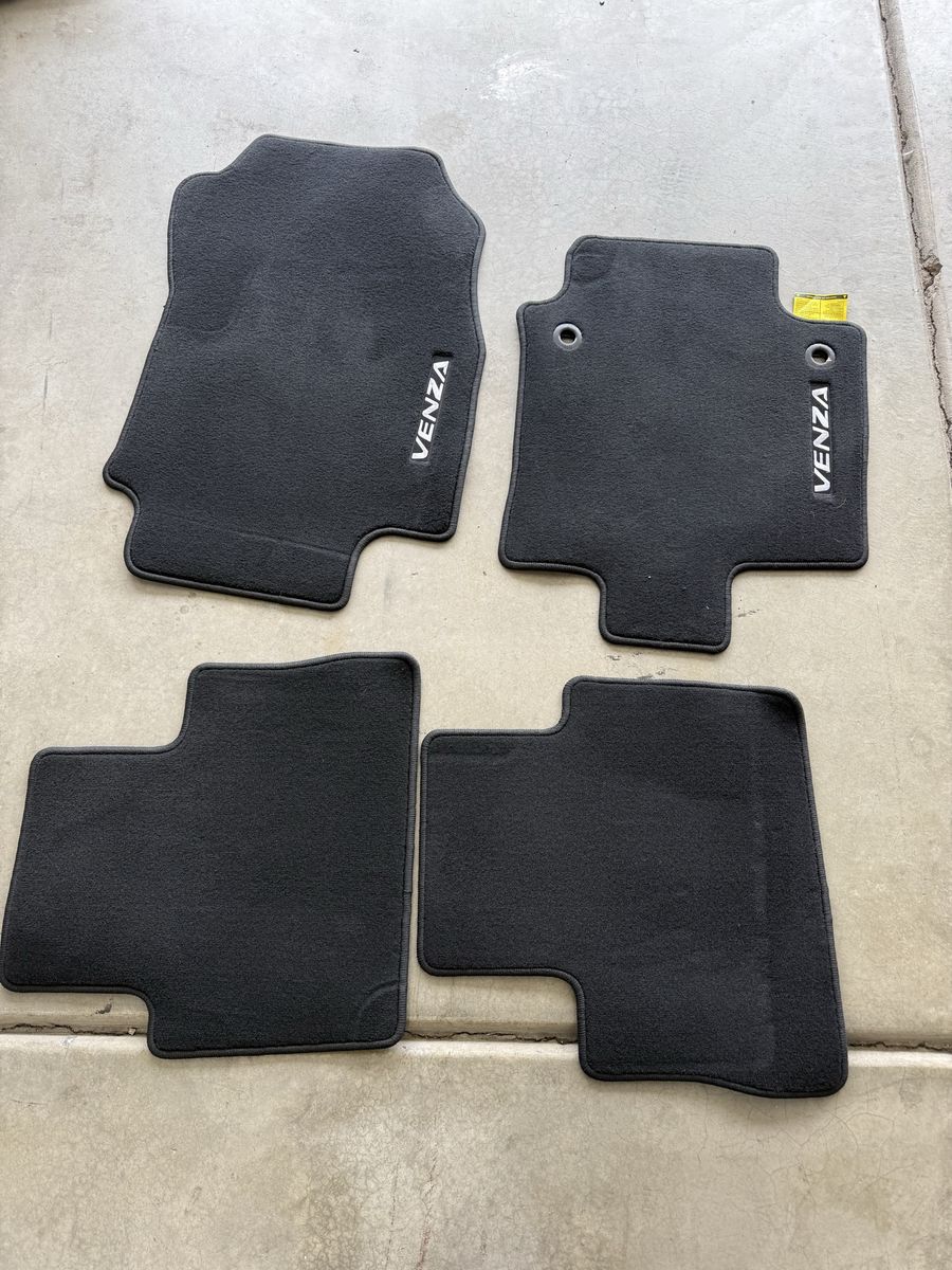 Brand new OEM 2023 Toyota venza     floor mats
