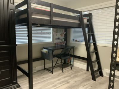 Loft bed, twin