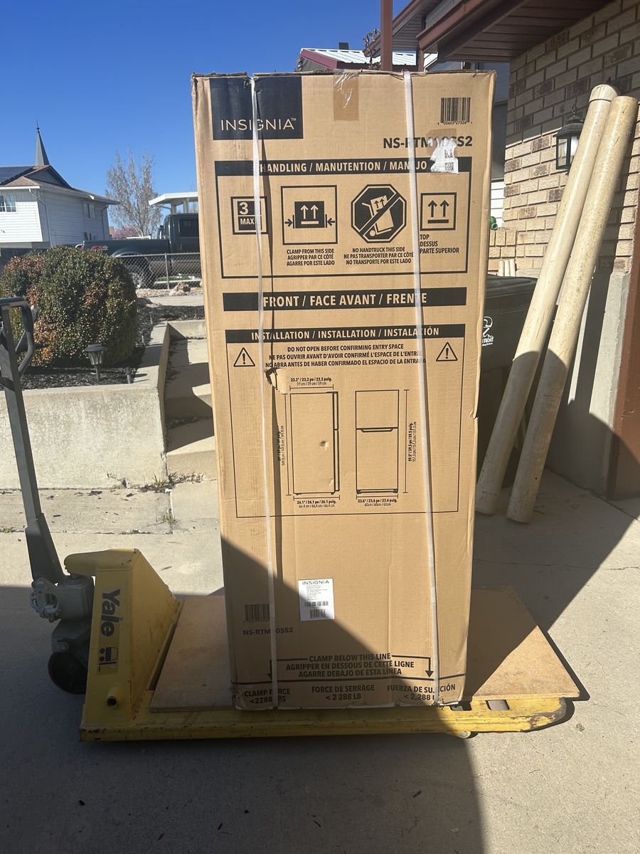 New in the box, Insignia - 10 Cu. Ft. Top-Freezer Refrigerator