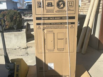 New in the box, Insignia - 10 Cu. Ft. Top-Freezer Refrigerator