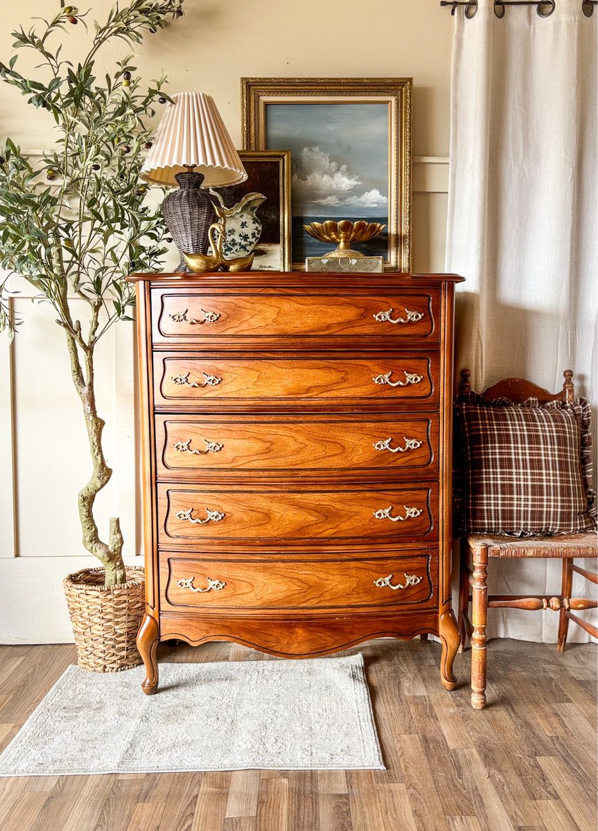 *FREE DELIVERY* Vintage Broyhill French Dresser