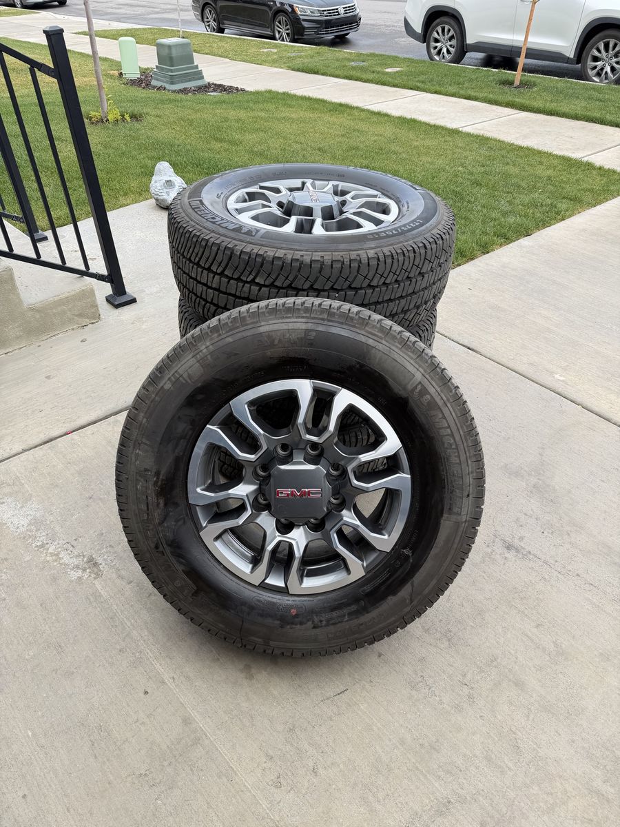 GMC Sierra 3500 Rims and Tires 275/70R18 Michelin