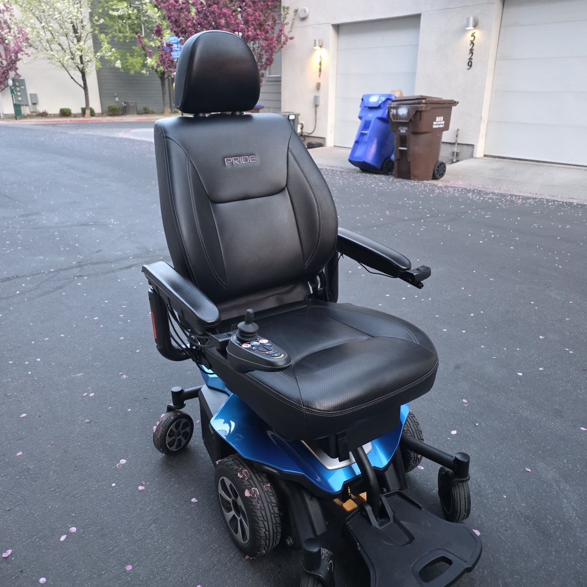 JAZZY AIR2 MOBILITY CHAIR (Less than a year old)