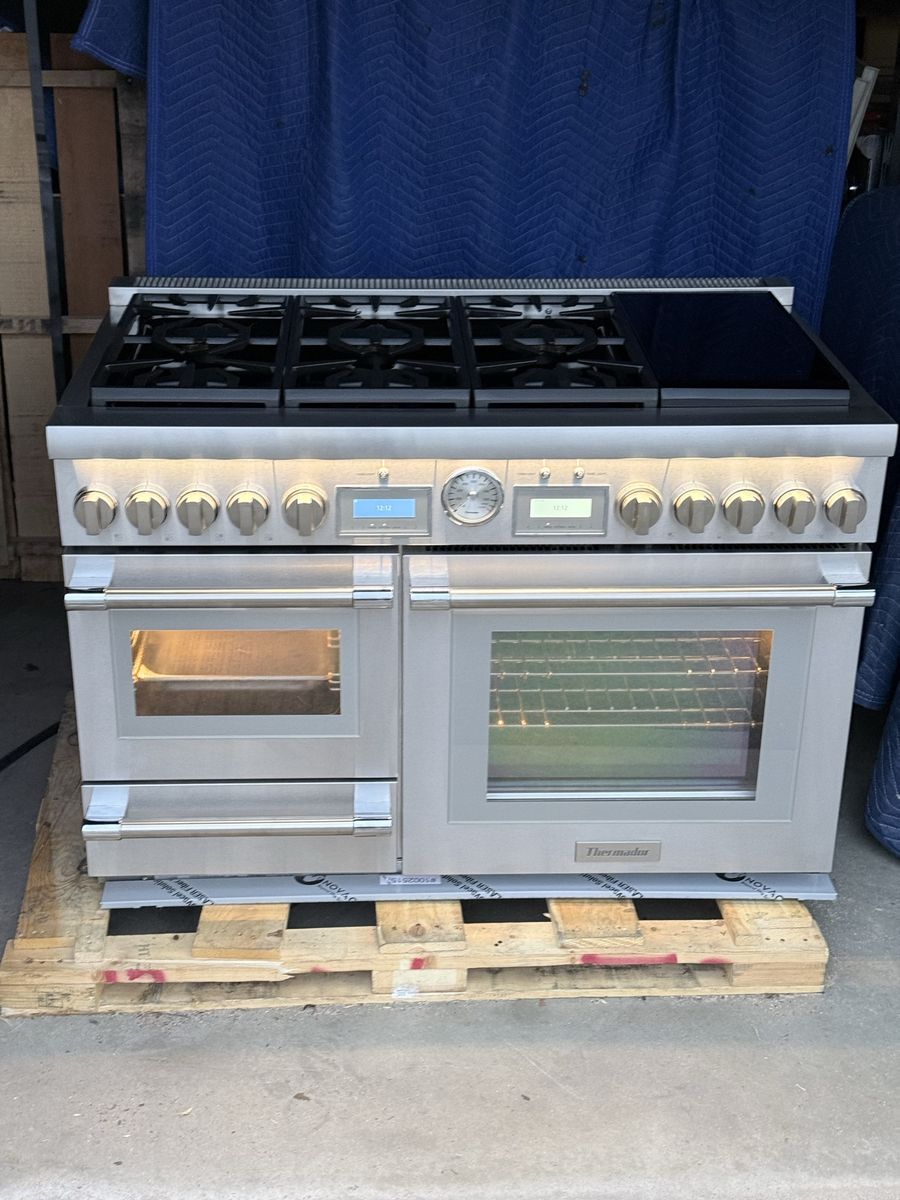 Like New- Thermador Pro Grand 48”  Dual Fuel Range. Year 2023. FREE DELIVERY