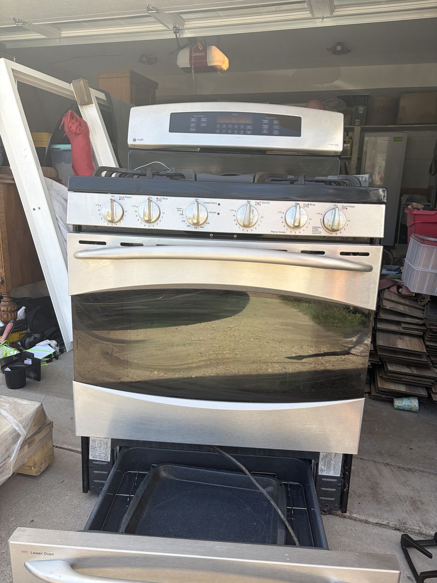 GE Profile Gas range/ oven